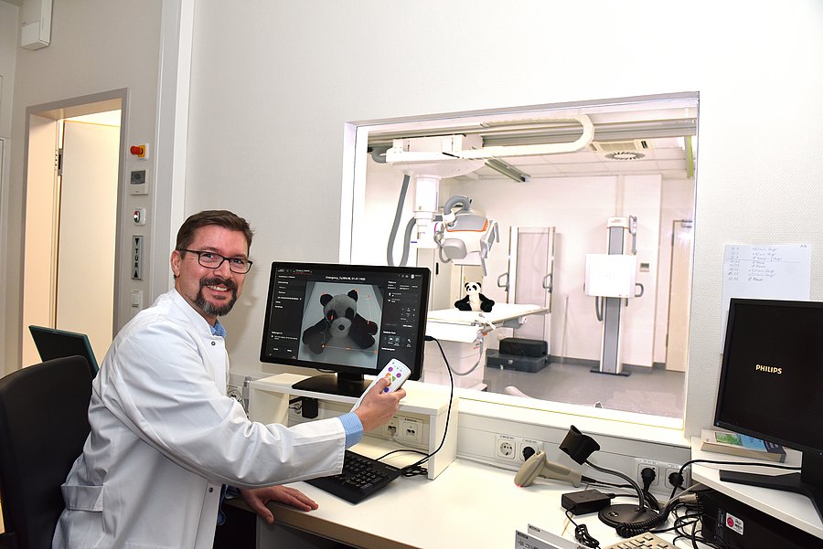 Dr. Sascha Hammerschlag zeigt das neue Röntgengerät